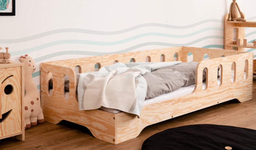 Drewniane łóżko TILA 1 z barierkami wykonane ze sklejki sosnowej w kolorze naturalnego drewna z wejściem po lewej stronie